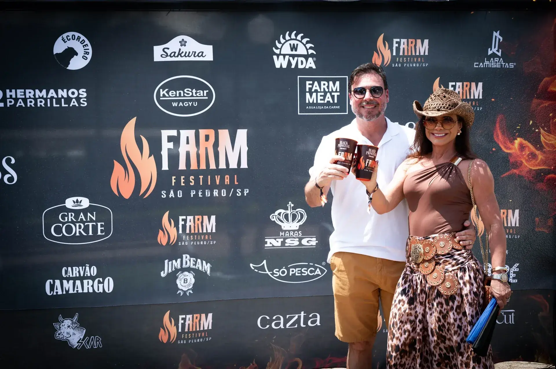 Casal brindando no Farm Festival